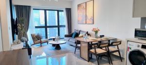 クアラルンプールにあるAgile Sunflower Apartment KLのソファとテーブルと椅子のあるリビングルーム