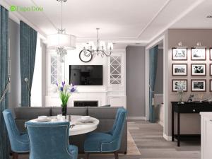 Una sala de estar con una mesa y sillas azules. en Апартаменти, en Gorishni Plavni