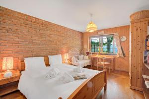 Ένα ή περισσότερα κρεβάτια σε δωμάτιο στο Honeymoon Love Retreat 2