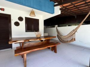 un hamac et un banc dans une pièce dans l'établissement Casa Privê Maragogi 26 - Pé na areia, à Maragogi