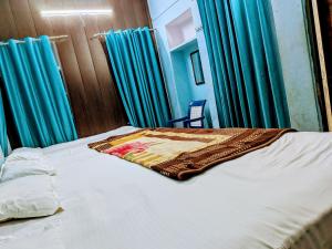 Giường trong phòng chung tại Maa Tara AC Home Stay