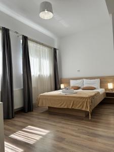 Un dormitorio con una cama grande en una habitación. en 27 RENT Apartments, en Bucarest 14 fotos más