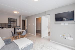 ランゲバーンにあるArch House Langebaan - Modern Stay Near Beach & Club Mykonosのソファとテーブルのあるリビングルーム +19枚の写真