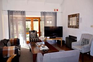 TV a/nebo společenská místnost v ubytování Delagoa Cottage Dullstroom