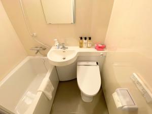 een witte badkamer met een toilet en een wastafel bij winco - Vacation STAY 06648v in Tokyo +7 foto's