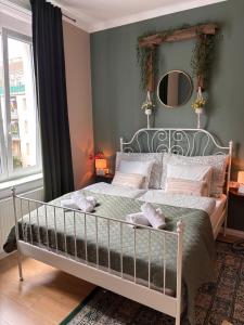 ウィーンにあるBig luxury 3BR in Centerのベッドルーム1室(壁に鏡付きのベッド1台付)
