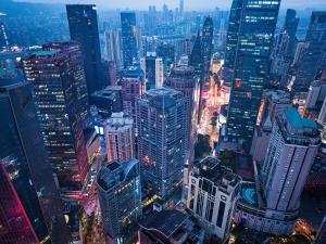 una vista aérea de una ciudad por la noche en Borui Starry Sky View Hotel (Chongqing Jiefangbei Pedestrian Street Hongyadong Branch), en Chongqing