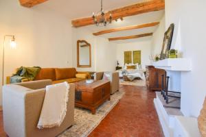 a living room with a couch and a table at Maison Maples- Le charme provençal in Villecroze