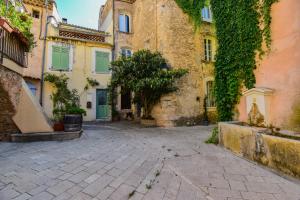 an alley in an old town with buildings at Maison Maples- Le charme provençal in Villecroze