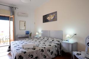 una camera con 2 letti di Lina Hotel a Stintino