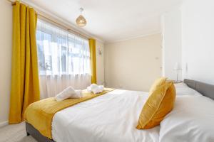 Ένα ή περισσότερα κρεβάτια σε δωμάτιο στο Simple Comforts - 2BR Flat with Free Parking in Newcastle-under-Lyme