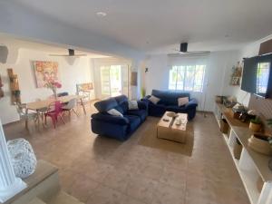 a living room with blue couches and a table at GRAN CHALET CERCA DEL CIRCUITO CHESTe in Chiva