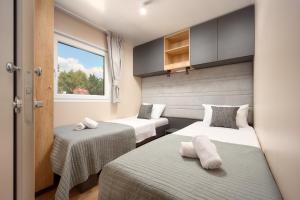 Кровать или кровати в номере CAMP ADRIATIC MOBILE HOMES - PRIMOŠTEN