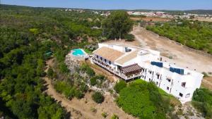 una vista aérea de una gran casa blanca en Centro de Naturaleza Cañada Verde "El Bosque Encantado de Córdoba", en Hornachuelos
