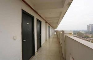 Un balcón o terraza en Hotel The Gold Regency