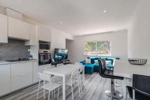 Kuchyň nebo kuchyňský kout v ubytování Casa T3 com piscina perto da praia