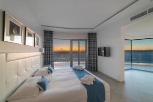 Postel nebo postele na pokoji v ubytování Ramla Bay Resort + 65 fotografií