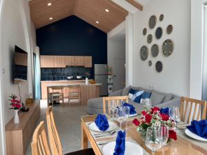 une cuisine et un salon avec une table et un canapé dans l'établissement Aonang Selena Pool Villa, à Ban Chong Phli