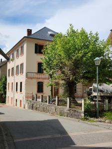 una casa con un camion parcheggiato di fronte di Épiléa la romantique au bord du lac a Aiguebelette-le-Lac
