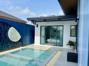 une piscine devant une maison dans l'établissement Aonang Selena Pool Villa, à Ban Chong Phli