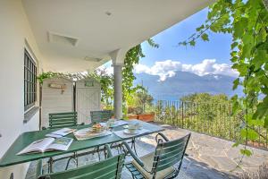 Brione sopra MinusioにあるHoneymoon Love Retreat 1 - Happy Rentalsの海が見えるバルコニーにテーブルと椅子がある +13枚の写真
