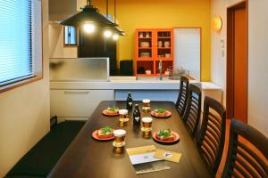 仙台Sendai FLAT 01 GORIN的厨房配有带食品和饮料的桌子