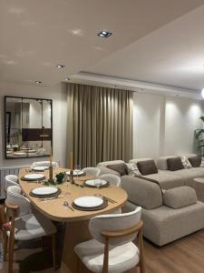 una sala de estar con una mesa y un sofá en Villa Maye Eskiçeşme - Gümbet, en Bodrum City