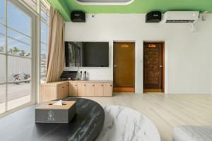 TV a/nebo společenská místnost v ubytování Bo Ya Homestay + 58 fotografií