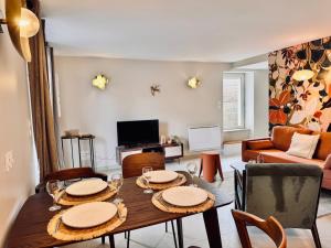 a living room with a table and chairs at Le Bohème, Très bel Appartement près de Rennes in Noyal-sur-Vilaine