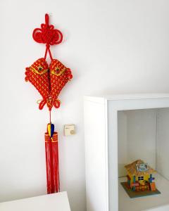 een rode vaas die aan een muur hangt naast een spiegel bij Garden-Apartment next to the forest, free parking in Schonach