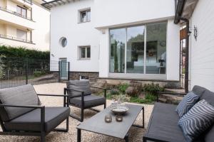 un patio con dos sillas y una mesa en Exklusive Wohnung mit Ahrblick 3, en Bad Neuenahr-Ahrweiler