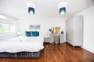 Giường trong phòng chung tại 4 Bed in Caterham Contractors Leisure