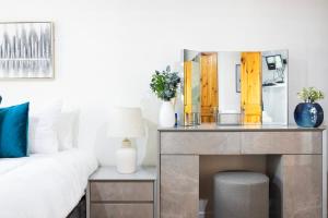 Giường trong phòng chung tại 4 Bed in Caterham Contractors Leisure