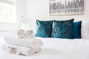 Giường trong phòng chung tại 4 Bed in Caterham Contractors Leisure +38 ảnh