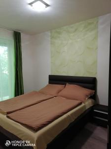 Postel nebo postele na pokoji v ubytování Perfekt Apartman Zamárdi