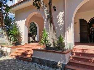 a house with some plants on the steps at Villa Ausilia in Saline Joniche