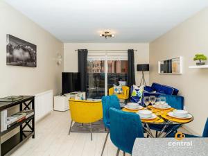 a dining room and living room with a table and chairs at Trades Lane by CENTRAL SERVICED APARTMENTS - City Centre - 2 Bedrooms - En-Suite Bathroom - Dedicated Parking Space - Fully Equipped - Walk Away From Dundee Bus & Train Station - City Centre - Fully Equipped in Dundee