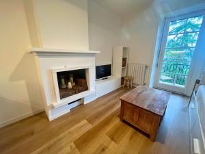 Μια τηλεόραση ή/και κέντρο ψυχαγωγίας στο Appartamento Elegante con Servizi in oasi verde