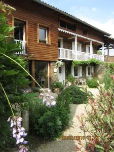 a house with a garden in front of it at Le Balcon Commingeois in Chein-Dessus