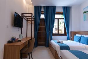 ein Schlafzimmer mit Bett, Schreibtisch und Fenster in der Unterkunft CLOVER Homestay Phú Yên in Phường Sáu