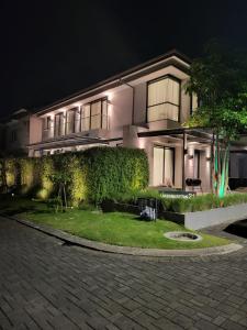 Φωτογραφία από το άλμπουμ του Lioravilla21 for 7 Guests, private pool, comfortable, cozy, near WHOOSH, WAHOO KBP σε Padalarang +13 φωτογραφίες