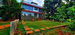 Κήπος έξω από το Glass House Yelagiri