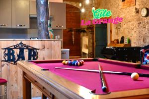 a pool table in a room with a pink table at Bastide Napoléon in Séranon