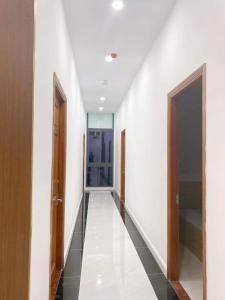 an empty hallway with two doors and a hallway at Đại Phú Hotel Hồ Chí Minh in Ho Chi Minh City +18 photos