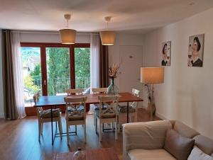ein Wohnzimmer mit Esstisch und Stühlen in der Unterkunft Com a casa in Falset