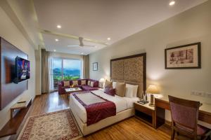 Ένα ή περισσότερα κρεβάτια σε δωμάτιο στο Glenview Resort Kasauli, a member of Radisson Individuals +149 φωτογραφίες
