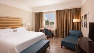 Postel nebo postele na pokoji v ubytování Sheraton Rome Parco de Medici