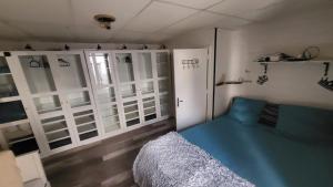 una camera da letto con un letto blu e una porta di Appartement 200m carré mont dore a Le Mont-Dore