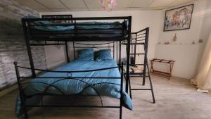 una camera con due letti a castello in una stanza di Appartement 200m carré mont dore a Le Mont-Dore