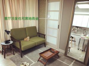 Ruang duduk di 机场5分钟#乐天免税店正对面 公寓#近新罗免税店 保健路 #2室一厅整租#每个房间都有阳台 +27 gambar